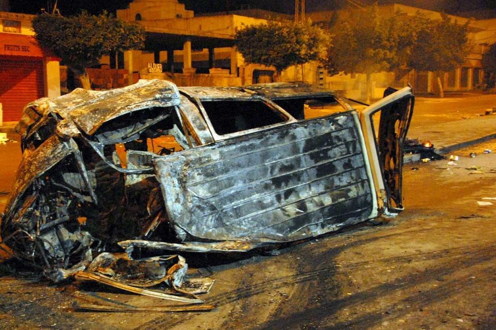 Tunisia-protests-car-fire