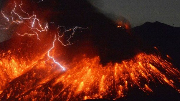 Sakurajima-volcano-eruption