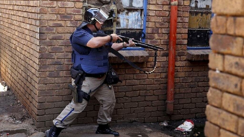 South-Africa-police-against-crime